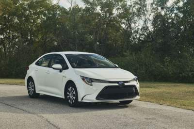 Toyota представила гибридную версию нового седана