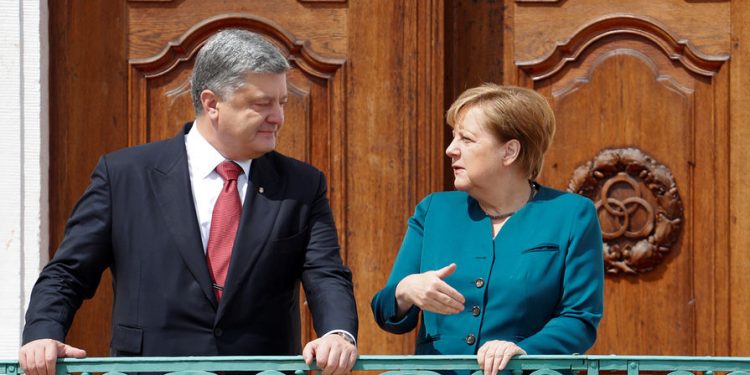 Порошенко поговорил с Меркель о кибербезопасности выборов на Украине